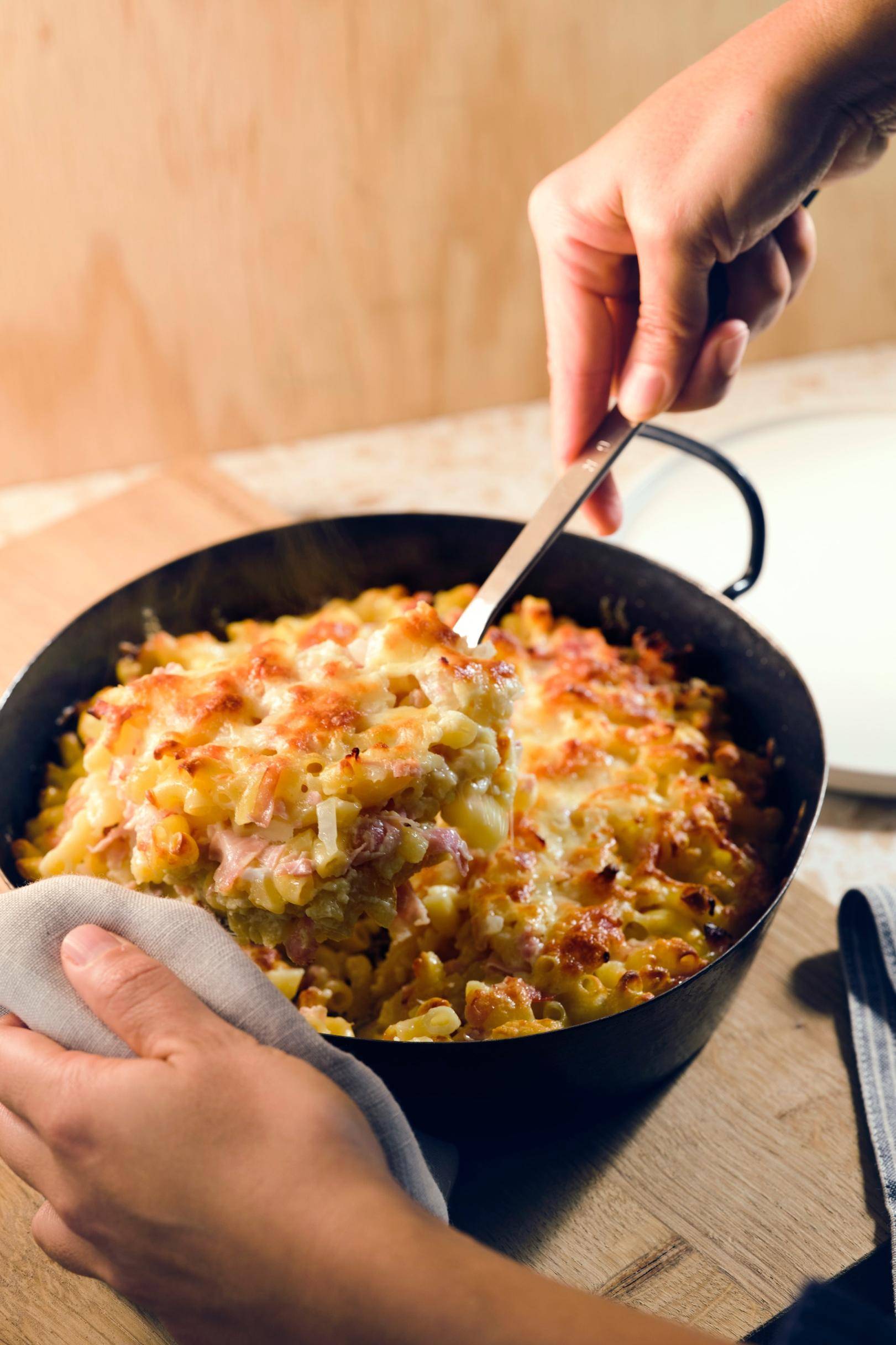 Einfacher Nudelauflauf mit Schinken und Käse Rezept | Happy Plates